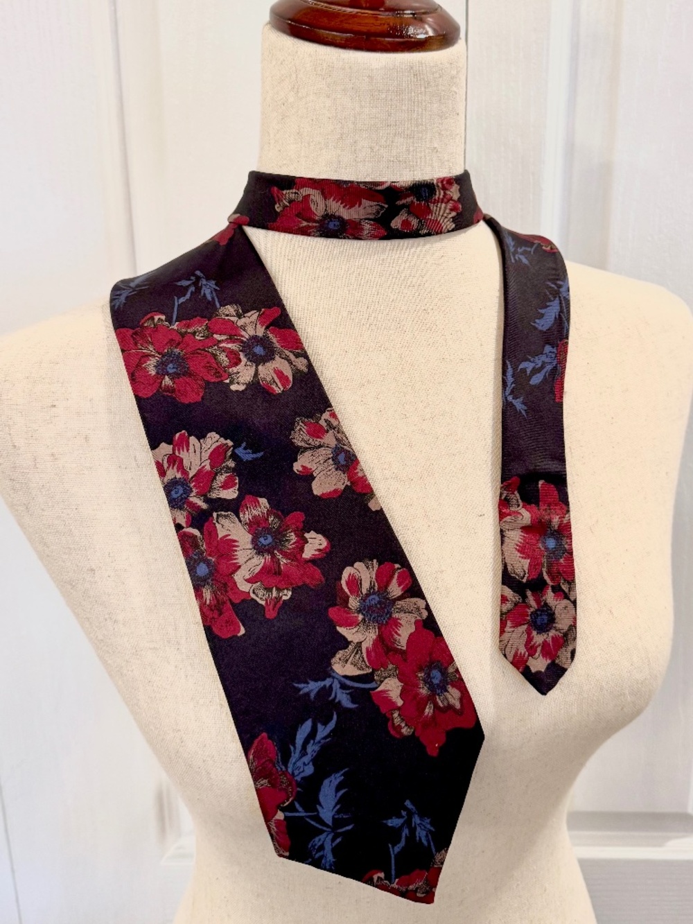 Men's Designer 100% Silk Tie by Oscar De La Renta Couture Antiqued Floral.